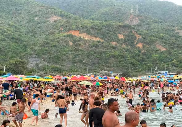 Venezuelans enjoying the 2025 Holy Week holiday on a beach. Photo: Mintur.