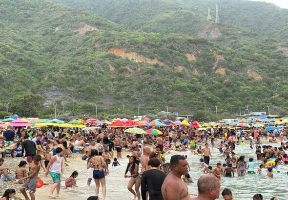 Venezuelans enjoying the 2025 Holy Week holiday on a beach. Photo: Mintur.
