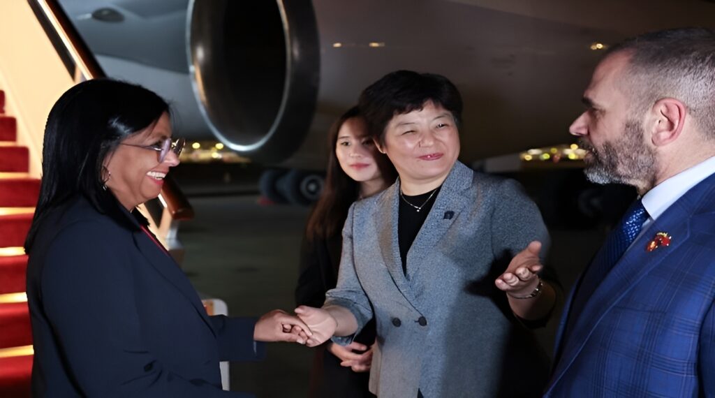 Featured image: Venezuelan Vice President Delcy Rodríguez being greeted by Chinese authorities upon arrival at the Shanghai Pudong International Airport on Sunday, April 27, 2025. Photo: Stock image.