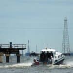 A boat with workers is seen at an oil field on Venezuela's western Maracaibo lake, on November 5, 2007. Photo: Isaac Urrutia/Reuters.