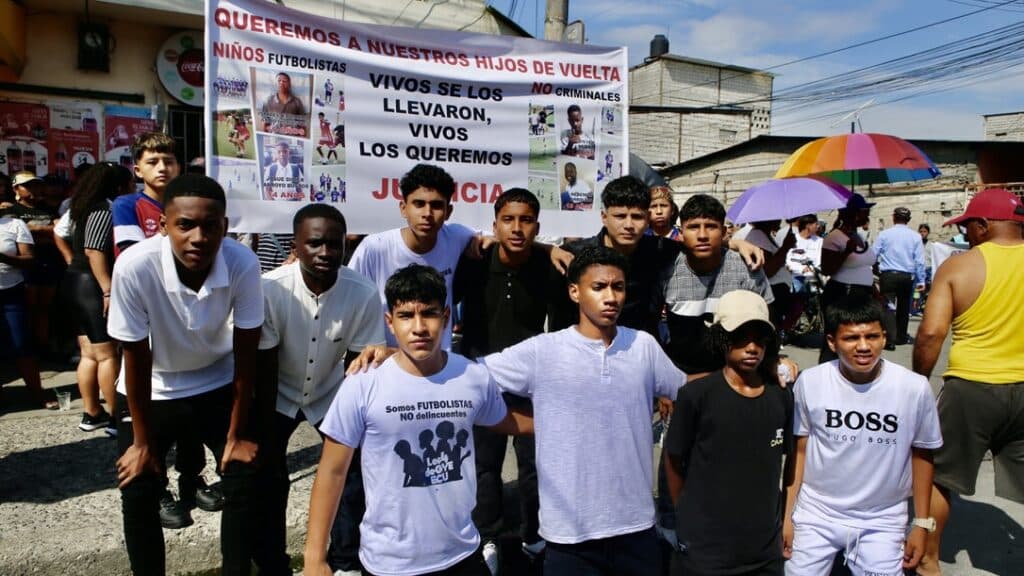 Young Ecuadorian football players mourn the disappearance and murder of four children from Guayaquil. Photo: X/@veropotes.