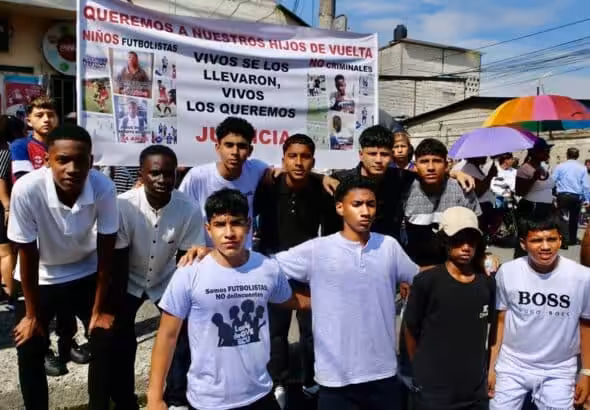 Young Ecuadorian football players mourn the disappearance and murder of four children from Guayaquil. Photo: X/@veropotes.