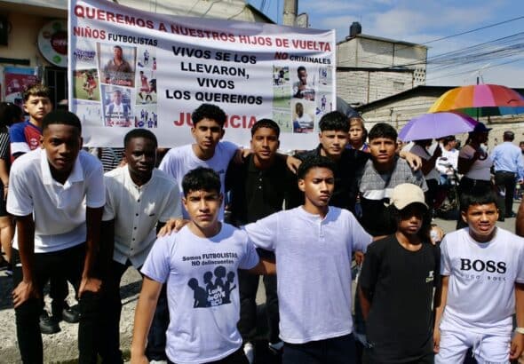 Young Ecuadorian football players mourn the disappearance and murder of four children from Guayaquil. Photo: X/@veropotes.