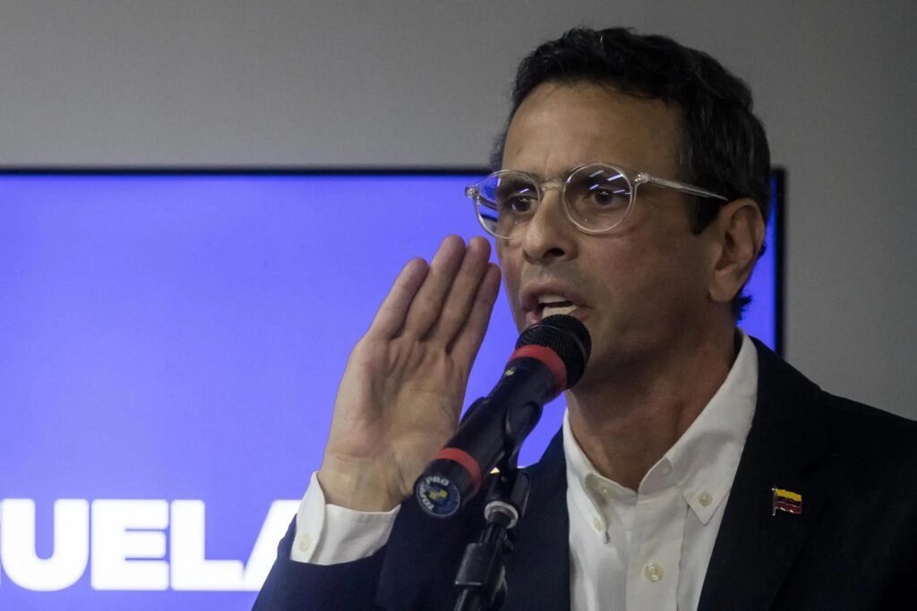 Henrique Capriles speaks at the launch of the opposition platform DECIDE, at Central University of Venezuela, April 3, 2025. Photo: X/@el_carabobeno.