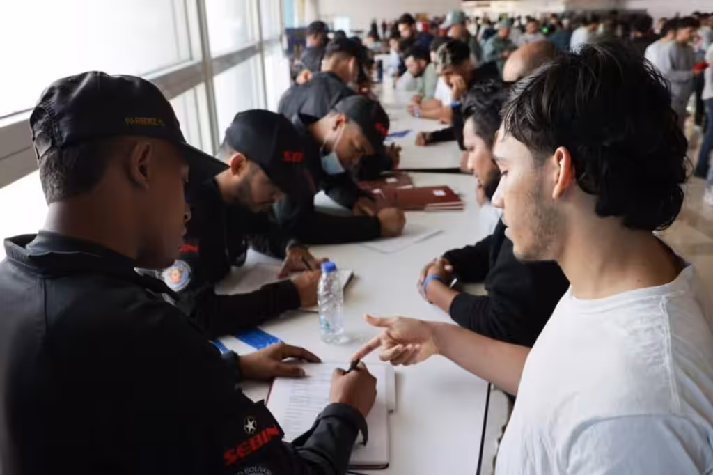 Venezuelan repatriates from the US are attended to by Venezuelan authorities after arriving at the Simón Bolívar Airport. Photo: Con El Mazo Dando.