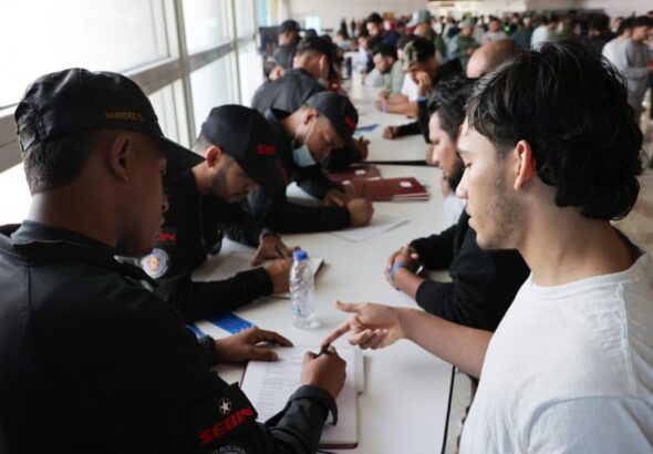 Venezuelan repatriates from the US are attended to by Venezuelan authorities after arriving at the Simón Bolívar Airport. Photo: Con El Mazo Dando.