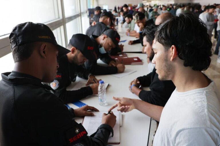 Venezuelan repatriates from the US are attended to by Venezuelan authorities after arriving at the Simón Bolívar Airport. Photo: Con El Mazo Dando.