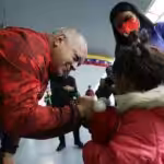 Venezuelan Interior Minister Diosdado Cabello greeting children arriving on a repatriation flight alongside migrants expelled from the US empire, on April 3, 2025. Photo: IG/@partidopsuv.