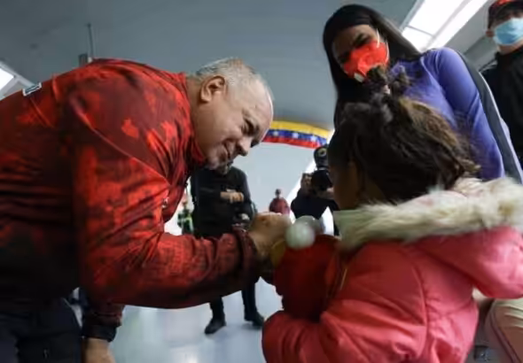 Venezuelan Interior Minister Diosdado Cabello greeting children arriving on a repatriation flight alongside migrants expelled from the US empire, on April 3, 2025. Photo: IG/@partidopsuv.