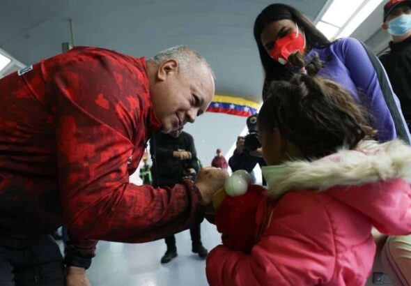Venezuelan Interior Minister Diosdado Cabello greeting children arriving on a repatriation flight alongside migrants expelled from the US empire, on April 3, 2025. Photo: IG/@partidopsuv.