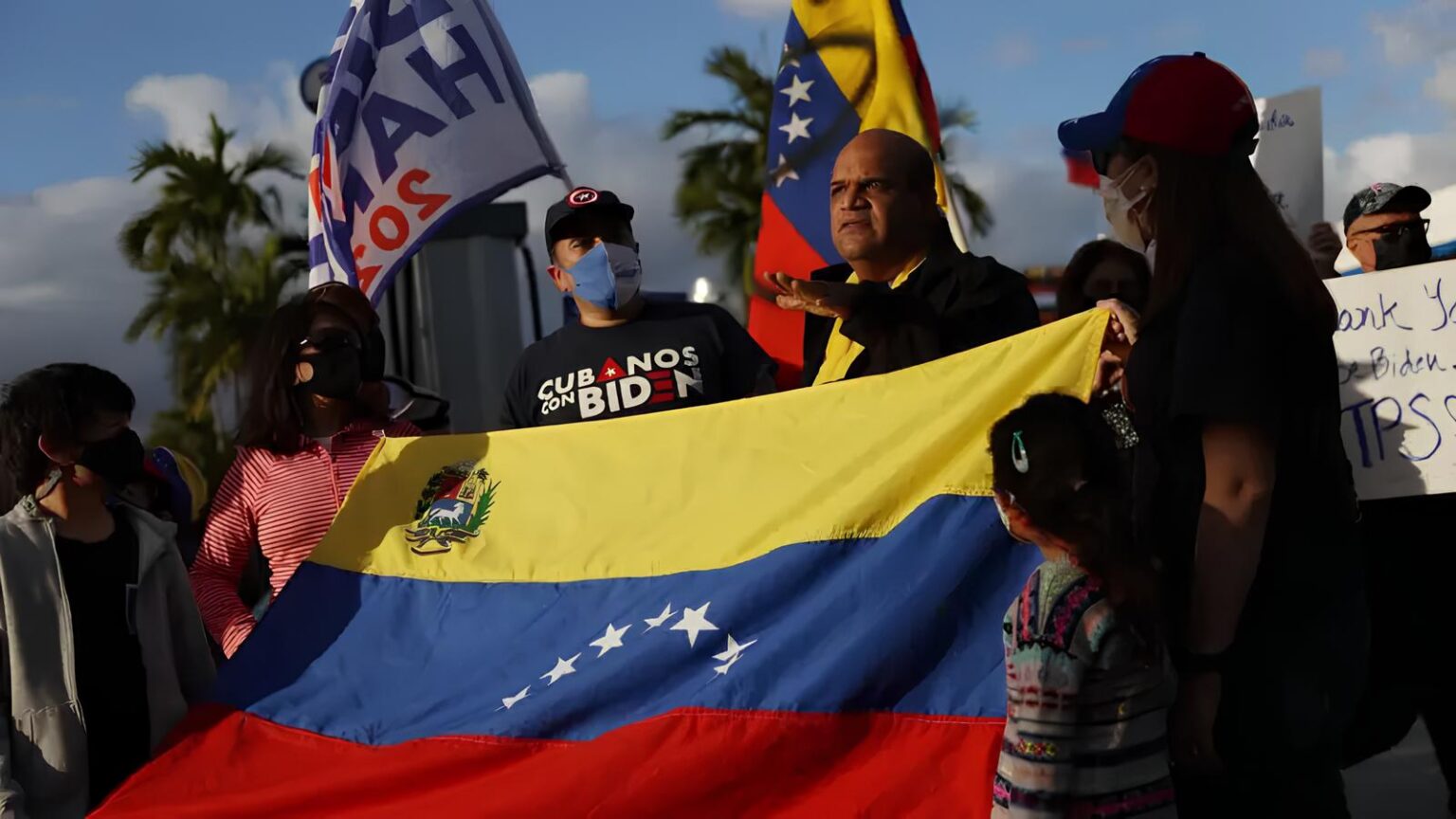 A group of Venezuelan migrants in Florida USA hold a Venezuelan flag
