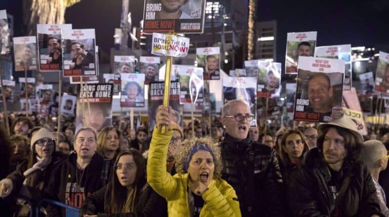 'Israeli' protesters hold signs and photos of captives during a rally calling for their release in Tel Aviv on February 3, 2015. Photo: Getty Images.