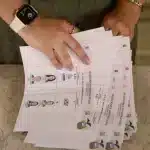 Person counting voting tallies in Ecuador. Photo: EFE.