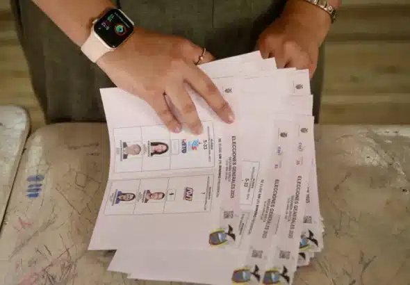 Person counting voting tallies in Ecuador. Photo: EFE.