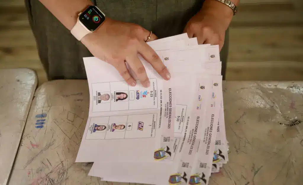 Person counting voting tallies in Ecuador. Photo: EFE.