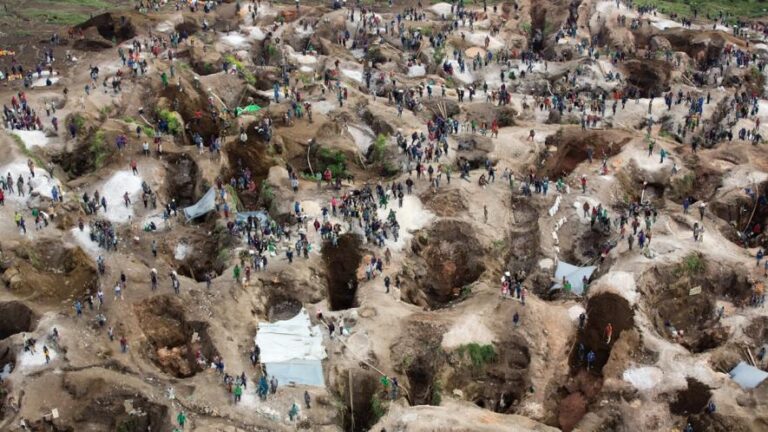Luwowo Coltan mine near Rubaya, North Kivu. At the time the photo was taken in 2014, the Luwowo mine was believed to be conflict free. Photo: Sylvain Liechti/MONUSCO.