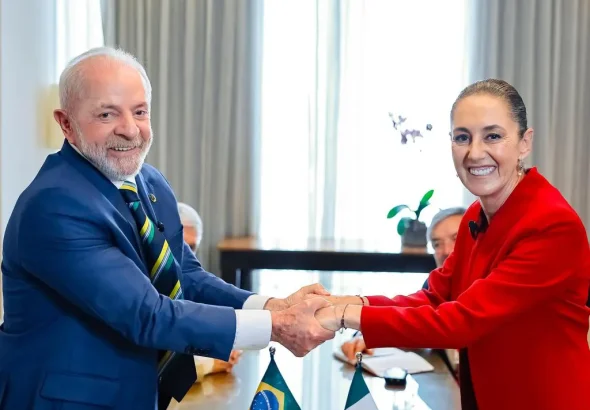 Brazilian President Luiz Inácio Lula da Silva (left) shaking hands with Mexican President Claudia Sheinbaum (right) during the 9th CELAC Summit held in Tegucigalpa on April 9, 2025. Photo: Brazilian Presidential Office.