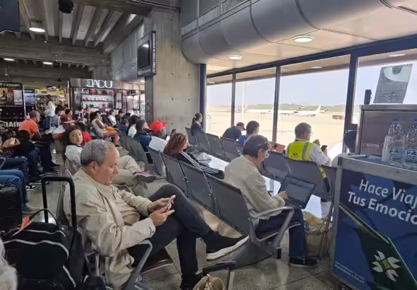 Passengers in the waiting room of a gate at the Simón Bolívar Airport serving Caracas. Photo: IG/@rvaraguayan.