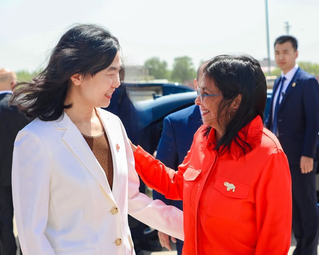 Venezuelan Vice President Delcy Rodríguez (right) being greeted by Tang Lingyun (left), deputy director general of the Department of Latin America and the Caribbean of the Chinese Ministry for Foreign Affairs, upon Rodríguez's arrival in Beijing on April 23, 2025. Photo: IG/@vicevenezuela.