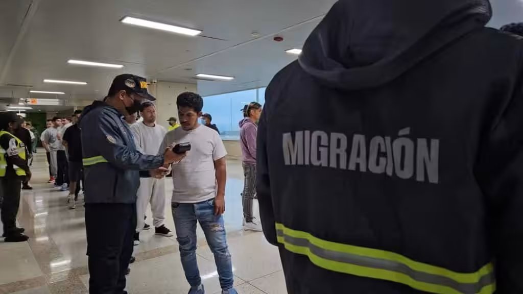 Repatriated Venezuelan migrants at the Simón Bolívar International Airport being checked by migration officers on Friday, April 25, 2025. Photo: IG/@mijpvzla.