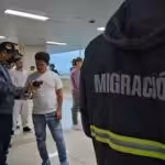 Repatriated Venezuelan migrants at the Simón Bolívar International Airport being checked by migration officers on Friday, April 25, 2025. Photo: IG/@mijpvzla.