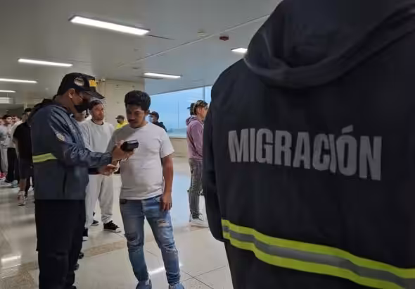 Repatriated Venezuelan migrants at the Simón Bolívar International Airport being checked by migration officers on Friday, April 25, 2025. Photo: IG/@mijpvzla.