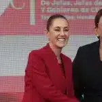 Mexican President Claudia Sheinbaum (left) with Honduran President Xiomara Castro (right) during the 9th CELAC Summit in Tegucigalpa, Honduras, on April 9, 2025; Photo: AFP.