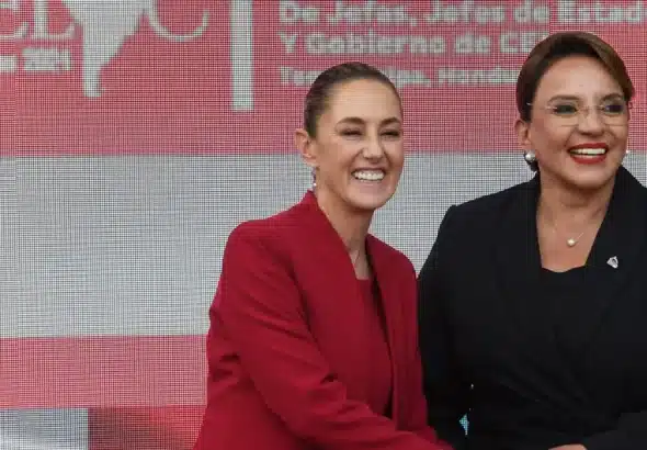 Mexican President Claudia Sheinbaum (left) with Honduran President Xiomara Castro (right) during the 9th CELAC Summit in Tegucigalpa, Honduras, on April 9, 2025; Photo: AFP.