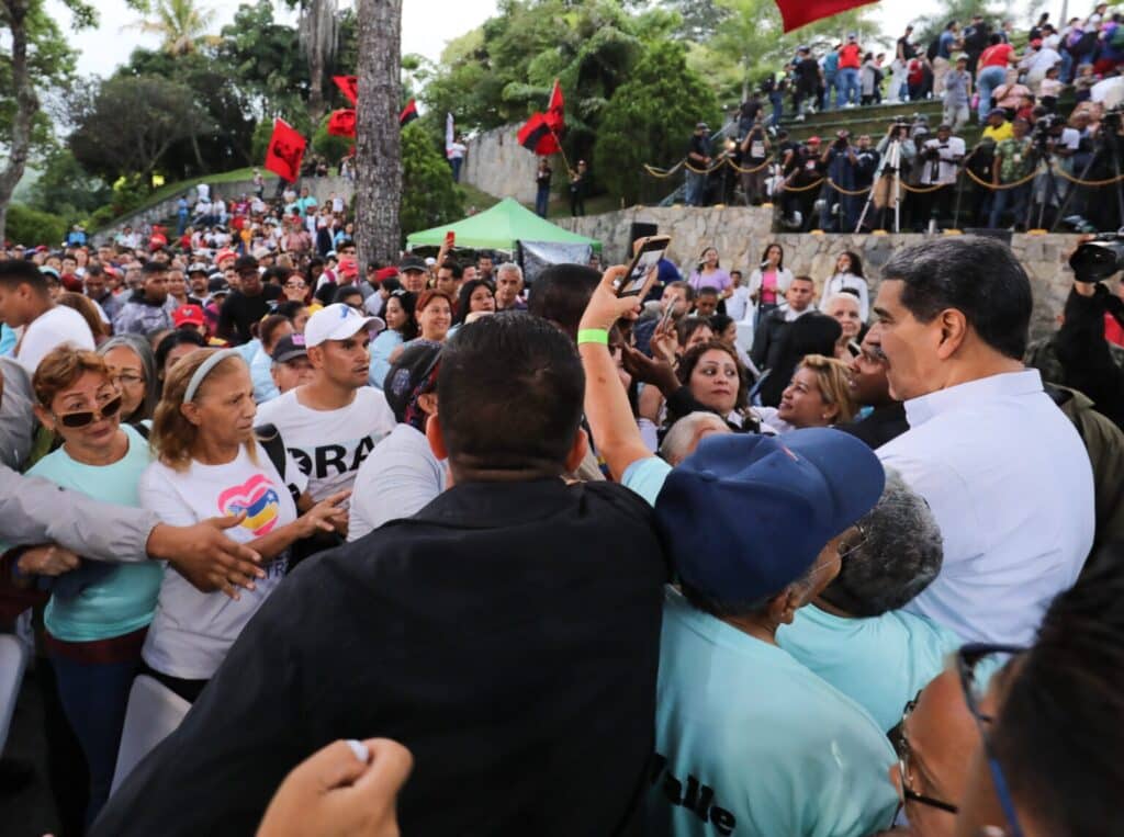 A woman takes a selfie with Venezuelan President Nicolas Maduro (after a ceremony to celebrate the return of the 2-year-old girl Maikelys Espinoza to Venezuela), at Miraflores Palace, Caracas, on May 15, 2025. Photo: Venezuela's Presidential Press.