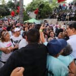 A woman takes a selfie with Venezuelan President Nicolas Maduro (after a ceremony to celebrate the return of the 2-year-old girl Maikelys Espinoza to Venezuela), at Miraflores Palace, Caracas, on May 15, 2025. Photo: Venezuela's Presidential Press.