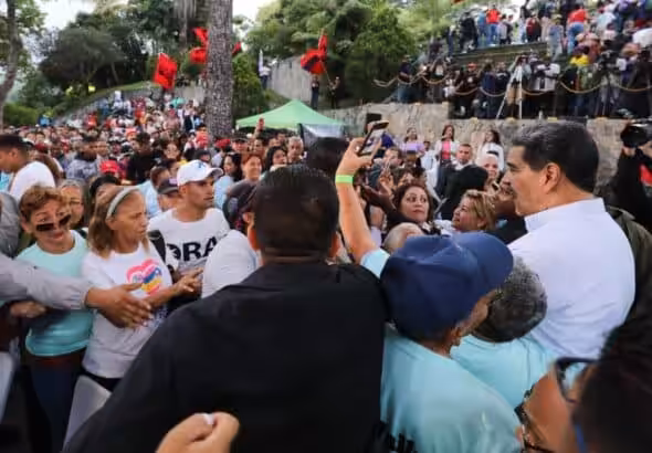 A woman takes a selfie with Venezuelan President Nicolas Maduro (after a ceremony to celebrate the return of the 2-year-old girl Maikelys Espinoza to Venezuela), at Miraflores Palace, Caracas, on May 15, 2025. Photo: Venezuela's Presidential Press.