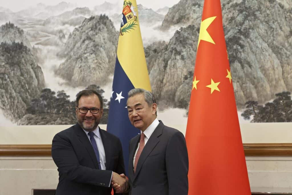 Chinese Foreign Minister Wang Yi and Venezuelan Foreign Minister Yvan Gil before their meeting at the Diaoyutai State Guesthouse in Beijing ahead of the China-CELAC Forum, on May 12, 2025. Photo: Florence Lo/EFE/EPA.