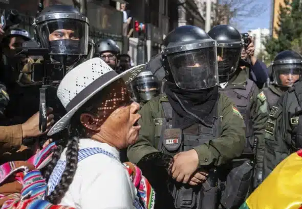Supporters of Evo Morales and the police clash in La Paz, May 16, 2025. Photo: EFE.