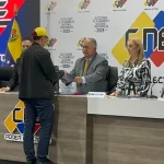 Henrique Capriles Radonski receives credentials from the CNE. Photo: VTV.