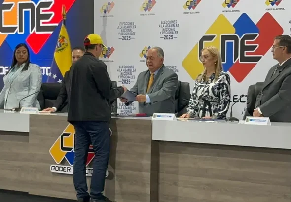 Henrique Capriles Radonski receives credentials from the CNE. Photo: VTV.