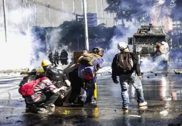 Colombian protesters confront security forces amidst tear gas and water cannons. Photo: Colombia Informa.