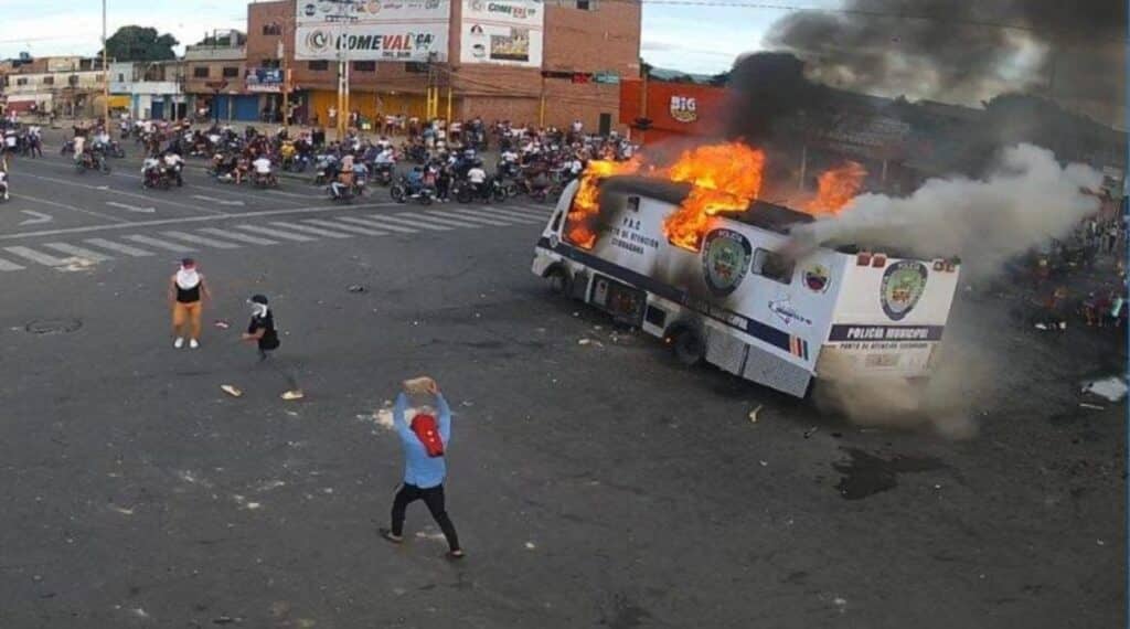 Far-right gangs set fire to a police vehicle in Valencia, Carabobo state, Venezuela after the July 28, 2024, presidential elections. Photo: Últimas Noticias/file photo.