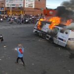 Far-right gangs set fire to a police vehicle in Valencia, Carabobo state, Venezuela after the July 28, 2024, presidential elections. Photo: Últimas Noticias/file photo.
