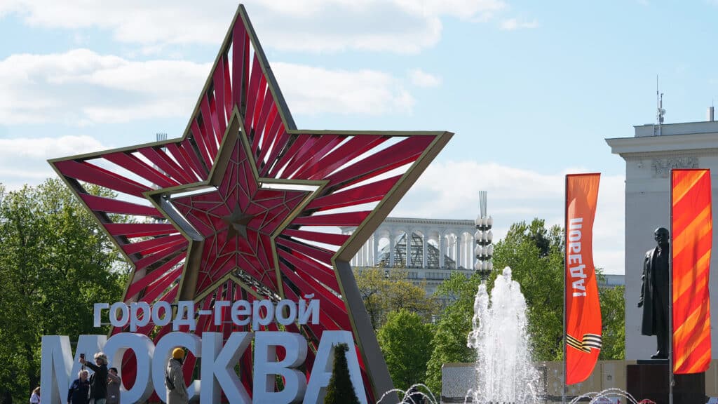 Red star with a caption that reads "Moscow, City of Heroes," as part of Moscow's decorations in preparation for the 80th Anniversary of the victory over Nazi-Germany. Photo: IZVESTIA/Dmitry Korotaev.
