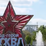 Red star with a caption that reads "Moscow, City of Heroes," as part of Moscow's decorations in preparation for the 80th Anniversary of the victory over Nazi-Germany. Photo: IZVESTIA/Dmitry Korotaev.