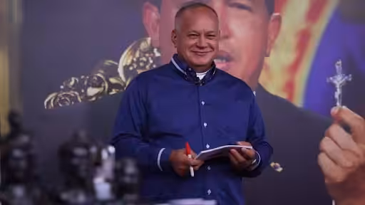 Diosdado Cabello con el mazo dando