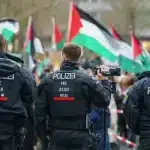 German police confronts a pro-Palestine demonstration. Photo: Andreas Arnold/Getty Images.