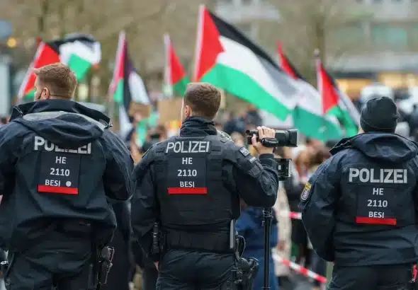 German police confronts a pro-Palestine demonstration. Photo: Andreas Arnold/Getty Images.
