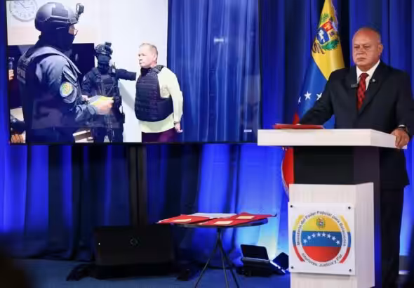 Venezuelan Interior Minister Diosdado Cabello shows a video of the detained far-right politician Juan Pablo Guanipa escorted by security officials, May 23, 2025. Photo: Alba Ciudad.