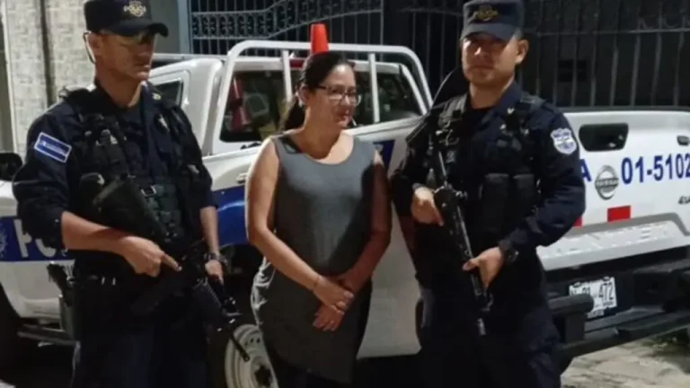 Human rights defender Ruth Lopez (C). Photo: X/@juliaevelinM.
