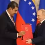 Venezuelan President Nicolás Maduro and Russian President Vladimir Putin hold the bilateral strategic agreement signed during their meeting in Moscow, May 7, 2025. Photo: EFE.