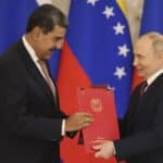 Venezuelan President Nicolás Maduro and Russian President Vladimir Putin hold the bilateral strategic agreement signed during their meeting in Moscow, May 7, 2025. Photo: EFE.