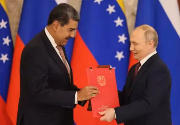 Venezuelan President Nicolás Maduro and Russian President Vladimir Putin hold the bilateral strategic agreement signed during their meeting in Moscow, May 7, 2025. Photo: EFE.