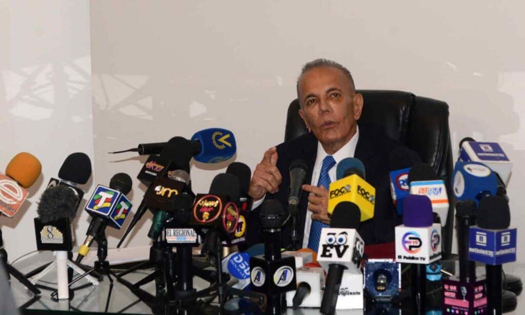 Zulia governor and far-right opposition politician Manuel Rosales issues statements to the press. Photo: José Nava/La Verdad.