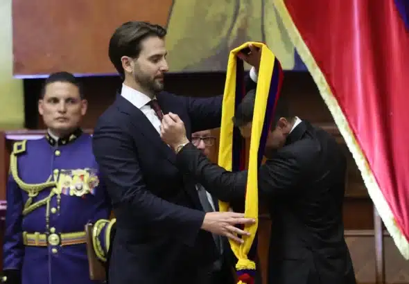 The president of Ecuador, Daniel Noboa (right), receives the presidential sash from the president of the National Assembly, Niels Olsen (left), May 24, 2025. Photo: EFE/José Jácome.